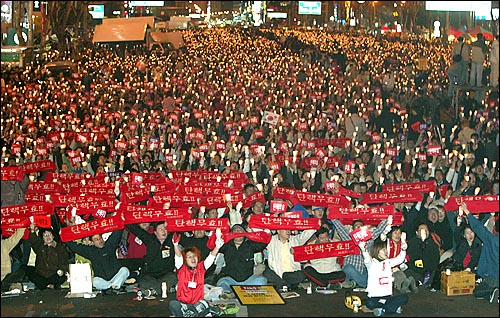 27일 저녁 광화문네거리에서 종로방향으로 도로를 가득 메운 수만명의 시민들이 탄핵무효 촛불문화제에 참가했다. 